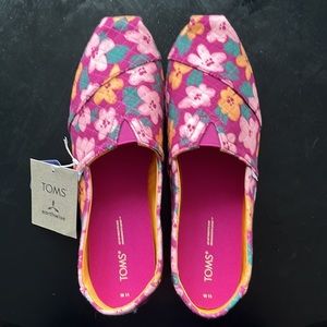NWT - Tom’s Alpargata size 11 with Ortholite foam insoles.
